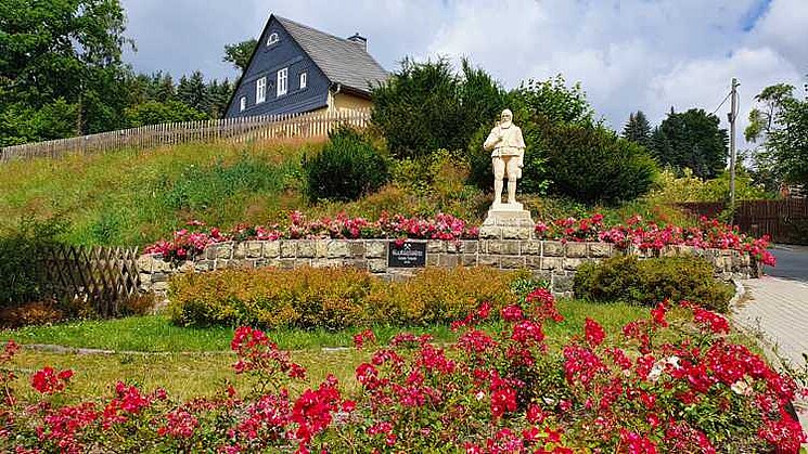 Bergmannsdenkmal St. Lampertus mit Huthaus im Hintergrund