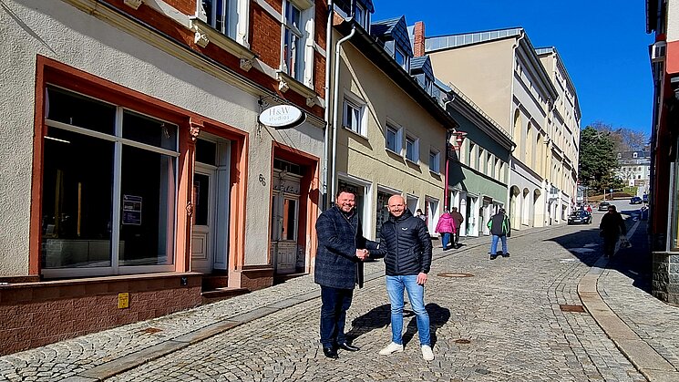 OB Kluge gratuliert auf der Weinkellerstraße dem Innenstadtförderer Marcel Sonntag zur Aufnahme seiner Tätigkeit