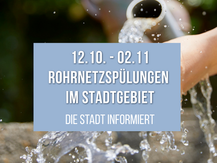 Grafik zur Trinkwassernetzspülung in Hohenstein-Ernstthal vom 12. Oktober bis 2. November. Im Hintergrund wird Wasser aus einer Gießkanne gegossen, darüber steht „Rohrnetzspülungen im Stadtgebiet – Die Stadt informiert“