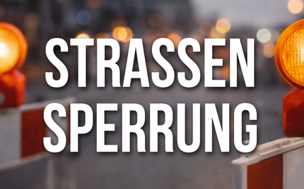 Grafik mit dem Schriftzug „Straßensperrung“ vor einer rot-weißen Absperrbake und zwei gelben Warnleuchten.